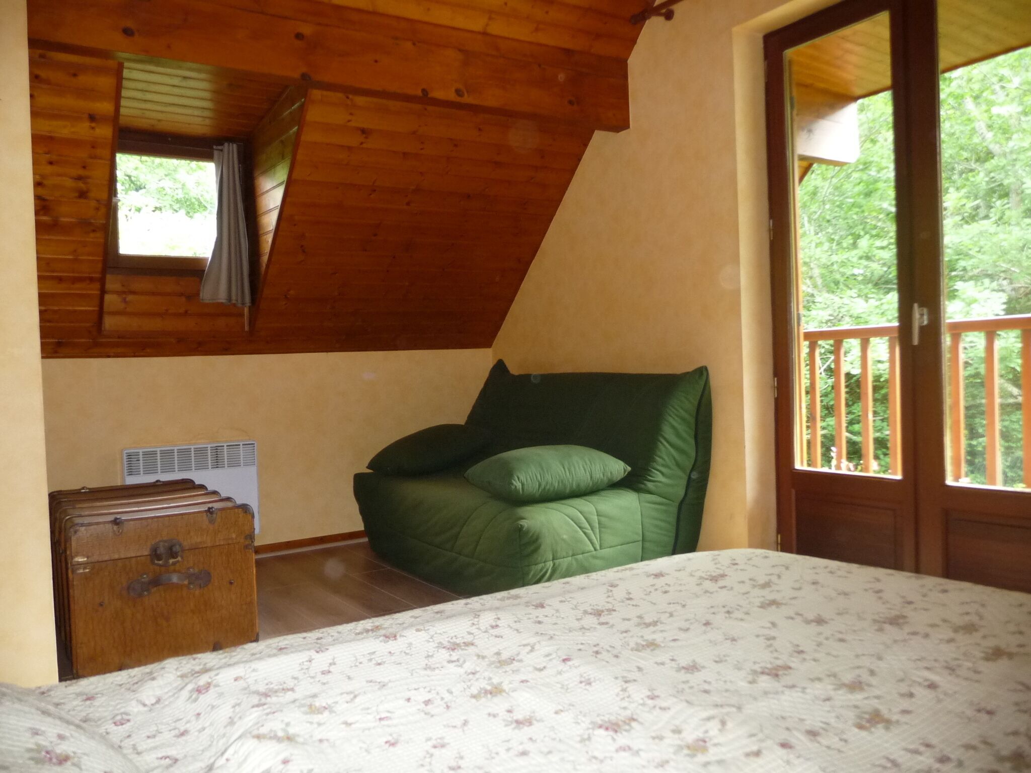 3 bedrooms, iron/ironing board, travel crib