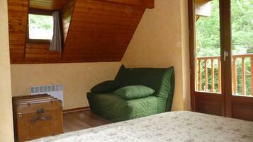 3 bedrooms, iron/ironing board, travel crib