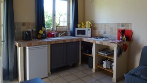Coffee/tea maker, fridge, microwave, stovetop - Mas of the Aguarella Studio 1 Saint Remy de Provence (Saint-Rémy-De-Provence)