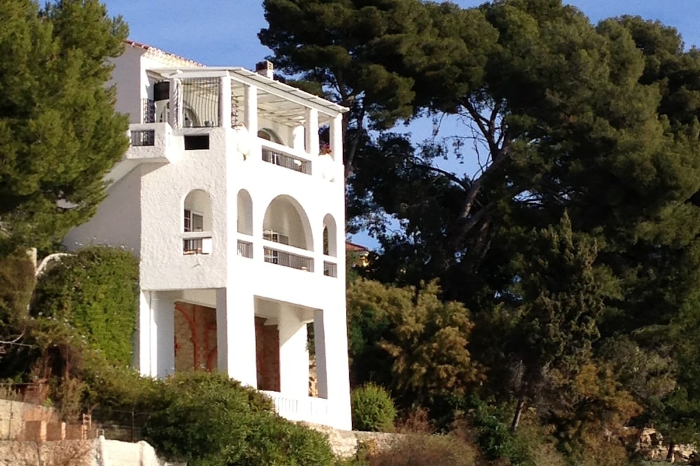 Magnificent neo classical Provencal villa right by the sea