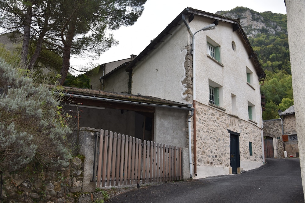 Village house on 3 levels comfortable, good benefits