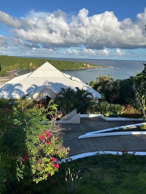 Property grounds - Lovely villa overlooking the beautiful La Sagesse Bay. (La Sagesse)