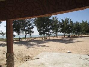 Ubicación cercana a la playa y toallas de playa