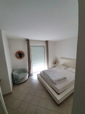 6 bedrooms, in-room safe, desk, iron/ironing board - Lecci: House / Villa - LECCI (Lecci)