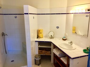 シャワー、ヘアドライヤー、タオル、トイレットペーパー
