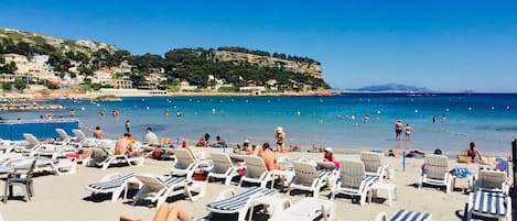 Una spiaggia nelle vicinanze