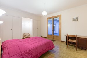 5 bedrooms, desk, iron/ironing board, travel crib