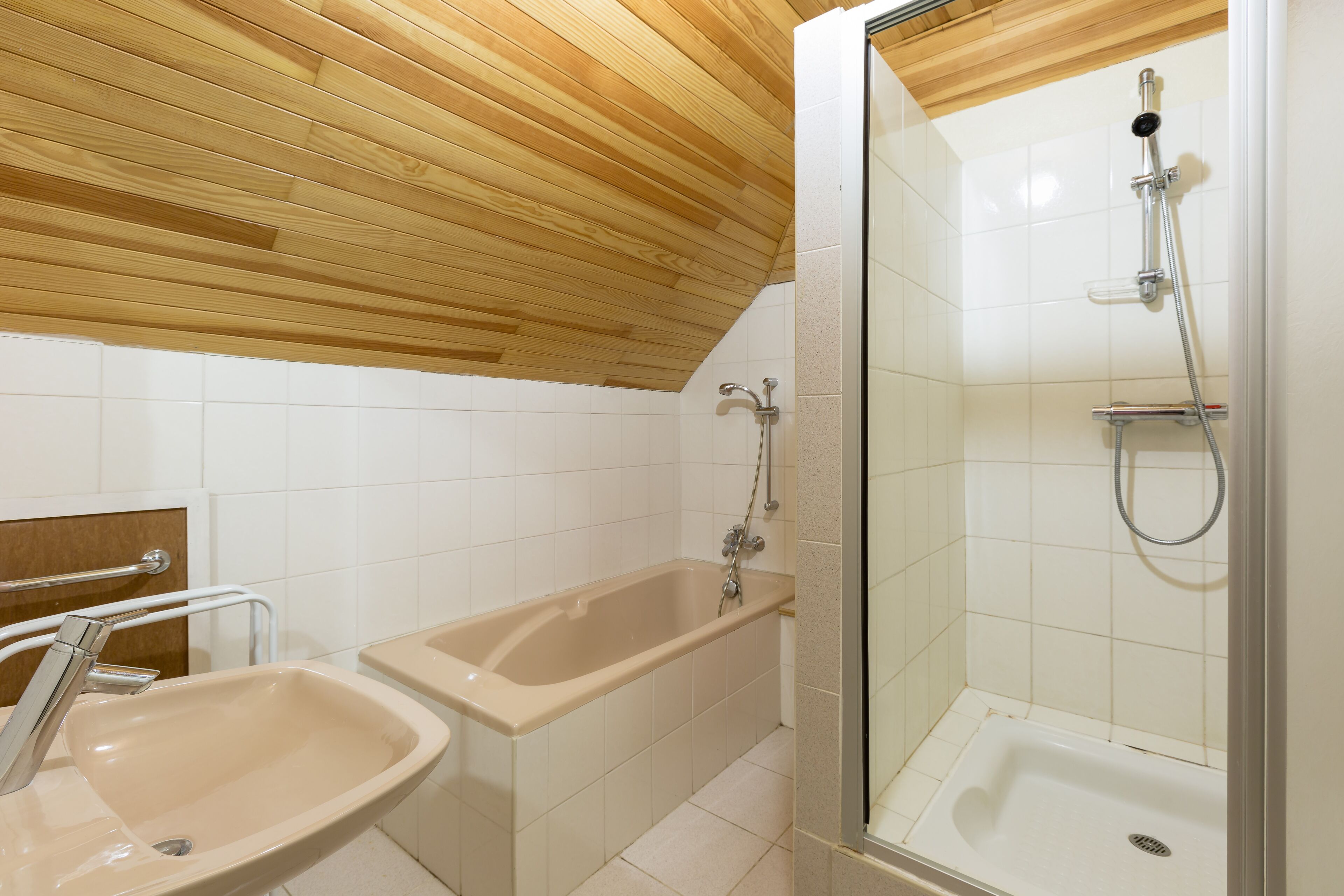 Ensemble douche/baignoire, sèche-cheveux, serviettes fournies