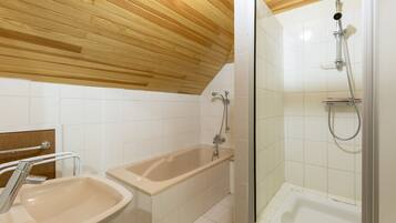Ensemble douche/baignoire, sèche-cheveux, serviettes fournies