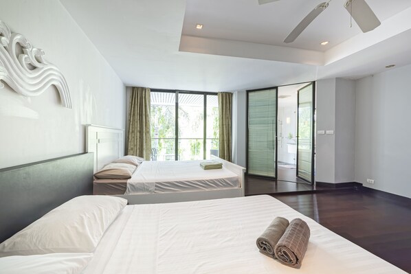 4 habitaciones, caja de seguridad en la habitación y escritorio