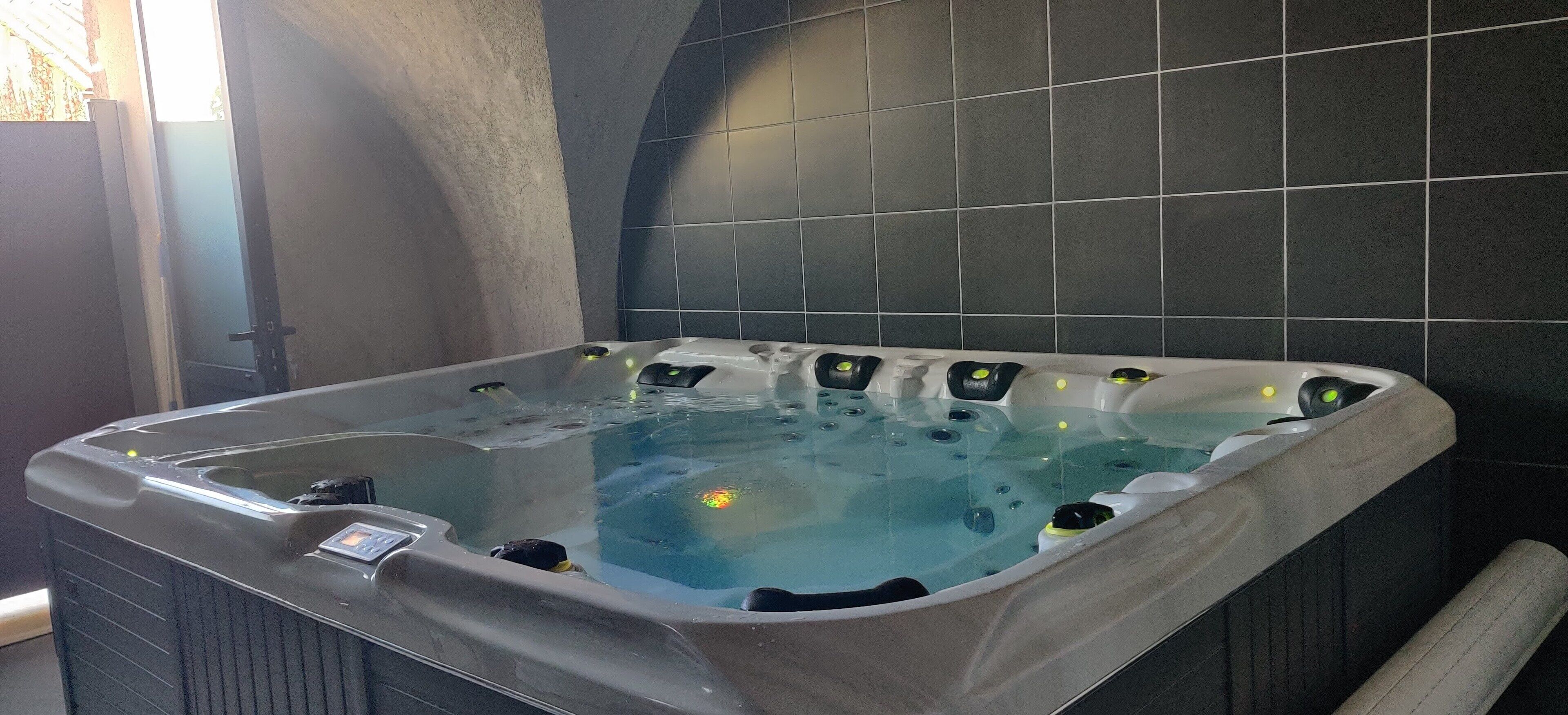 Indoor spa tub