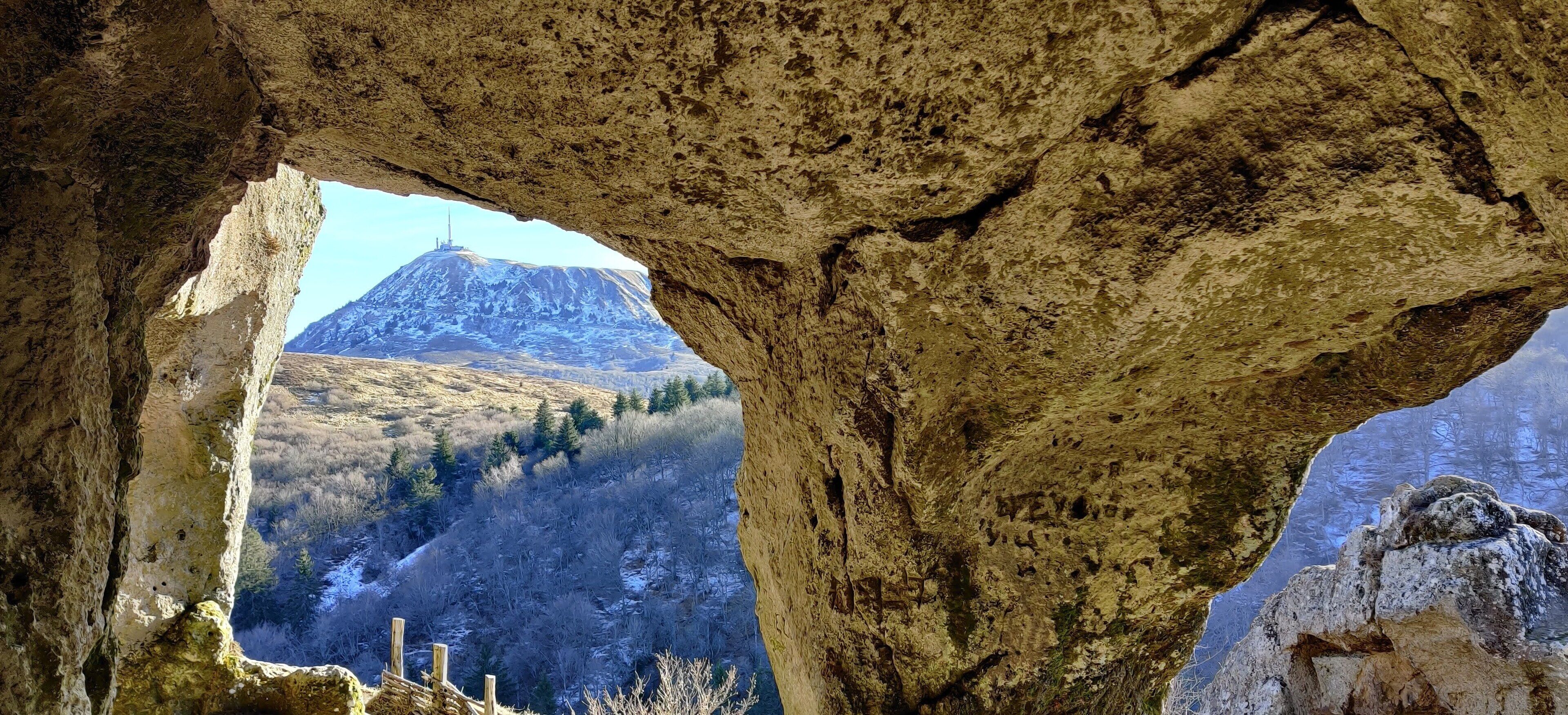 Une formation rocheuse naturelle avec une entrée de grotte.