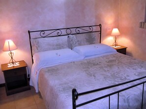 1 habitación, tabla de planchar con plancha, wifi gratis y ropa de cama 