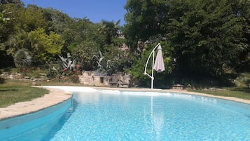 Una piscina al aire libre, una piscina infinita
