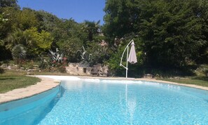 Outdoor pool, an infinity pool - House 'Côté Sud (Orthoux-Sérignac-Quilhan)