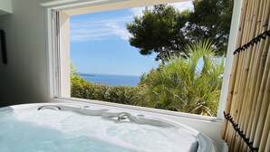 A hot tub with a view of the sea and greenery. - High end estate with superb sea view, heated swimming pool, tennis, jacuzzi (Hyères)