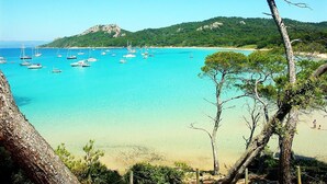 A coastal view with clear turquoise waters, boats, and a mountainous backdrop. - High end estate with superb sea view, heated swimming pool, tennis, jacuzzi (Hyères)