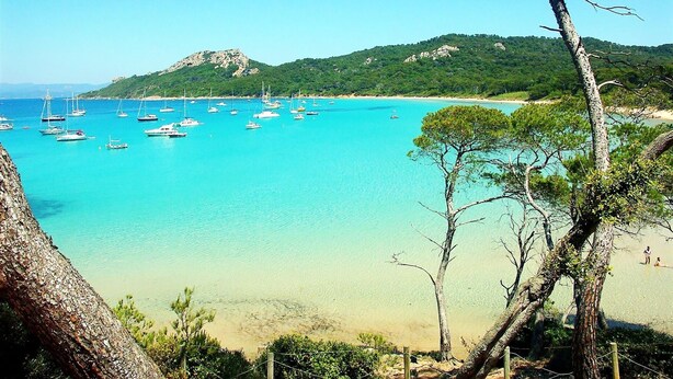 A coastal view with clear turquoise waters, boats, and a mountainous backdrop. - High end estate with superb sea view, heated swimming pool, tennis, jacuzzi (Hyères)