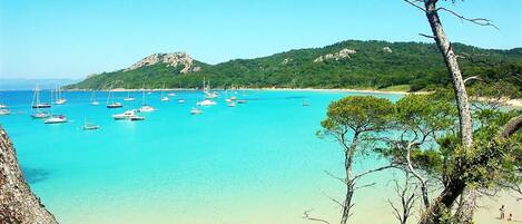 Beach nearby, sun loungers, beach towels
