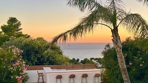 A poolside bar with a view of the ocean at sunset. - High end estate with superb sea view, heated swimming pool, tennis, jacuzzi (Hyères)