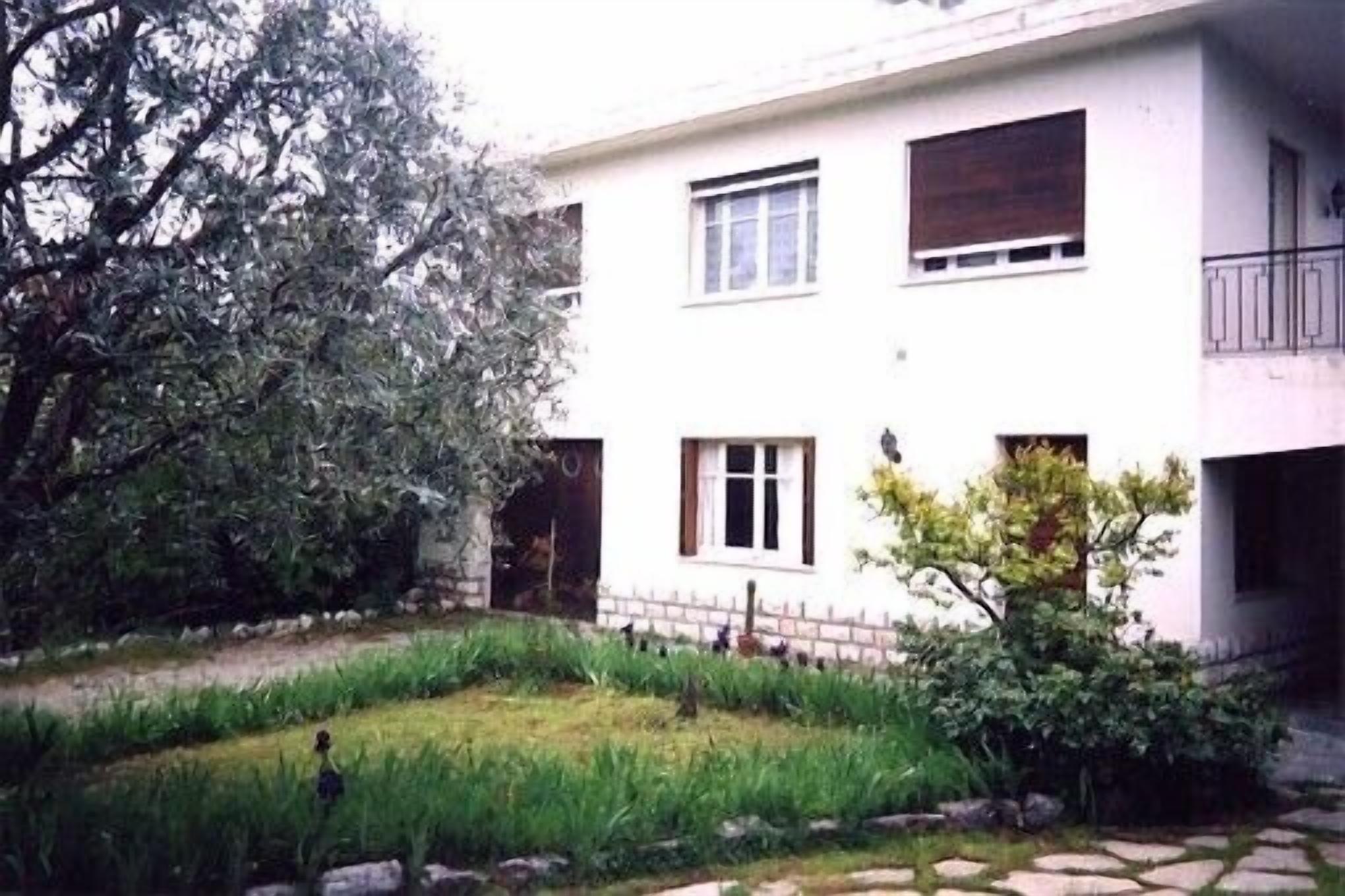 INDEPENDENT apartment in first floor villa, in housing estate.