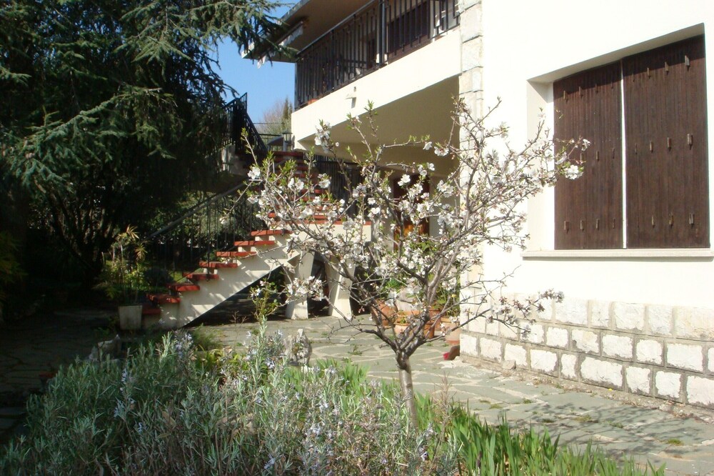 INDEPENDENT apartment in first floor villa, in housing estate.
