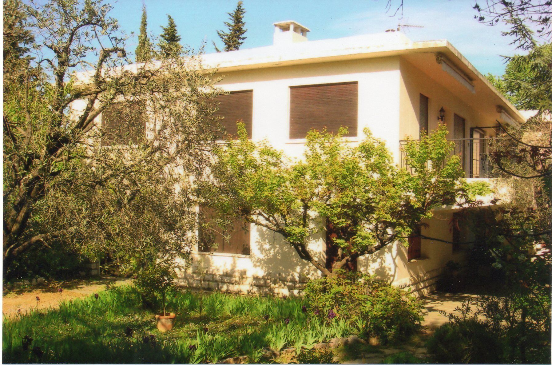 INDEPENDENT apartment in first floor villa, in housing estate.