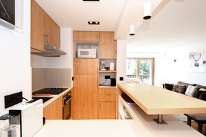 Fridge, microwave, oven, stovetop - Megève-Mont d'Arbois, T3 RENOVATED, 50m2, 4 pers. located 5 minutes from the slopes. (Megève)