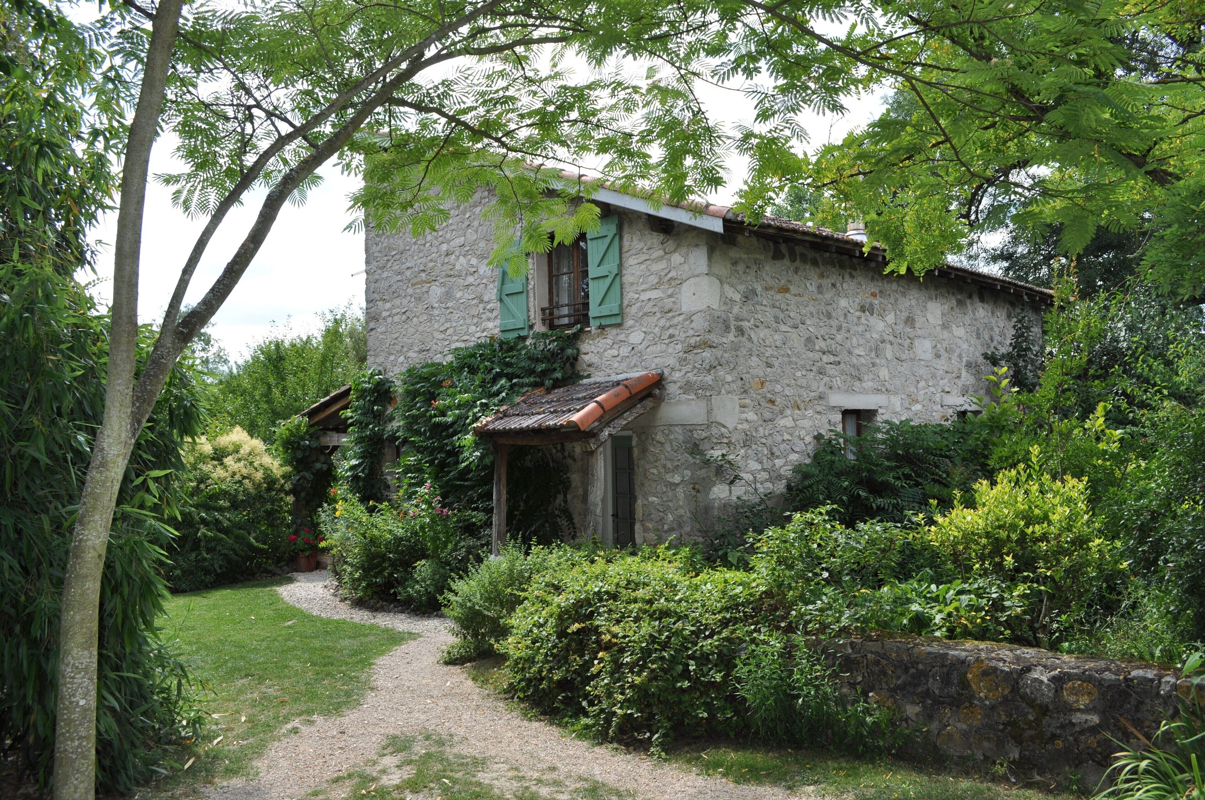 La Petite Maison is located in beautiful restful surroundings with swimming pool