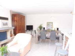 Interior - Former manor house, quiet estate, south courtyard and peaceful atmosphere (Evran)