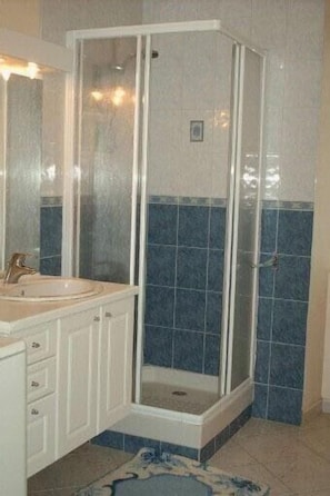 Combined shower/tub, hair dryer, toilet paper