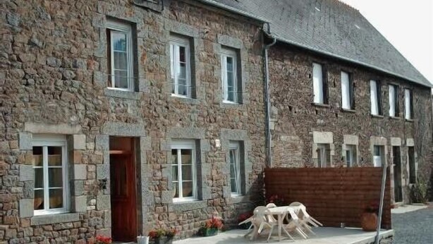 A stone building with multiple windows and a wooden door. - Former manor house, quiet estate, south courtyard and peaceful atmosphere (Evran)