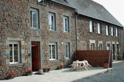 Ancien manoir proprieté calme. la cour est au sud  