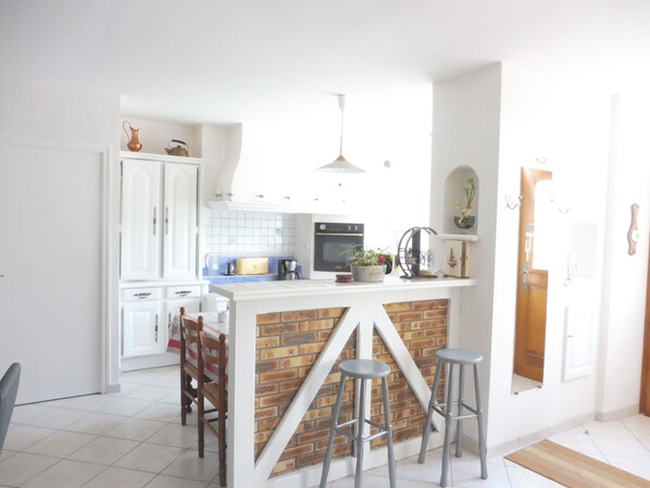 Fridge, microwave, oven, stovetop - Former manor house, quiet estate, south courtyard and peaceful atmosphere (Evran)