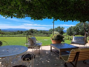 تناول الطعام بالخارج