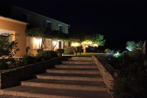 المنشأة من الخارج