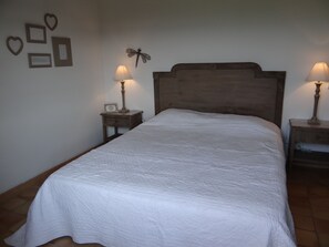 3 bedrooms, iron/ironing board, WiFi, bed sheets - Prestigious South Luberon house in quiet location, air-conditioned with heated pool (Cabrières-D'aigues)