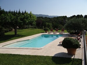 A heated pool - Prestigious South Luberon house in quiet location, air-conditioned with heated pool (Cabrières-D'aigues)