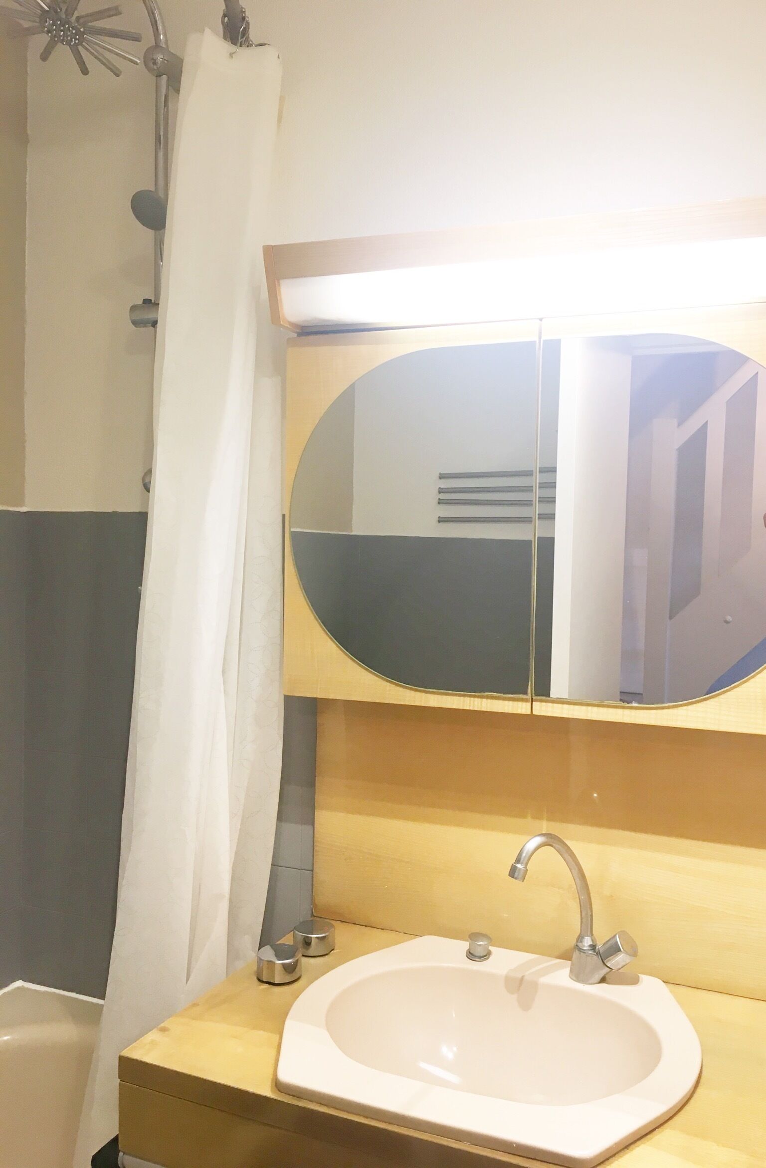 Salle de bain avec baignoire 