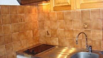 Réfrigérateur, micro-ondes, plaque de cuisson, cafetière/bouilloire