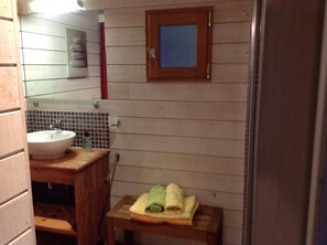 Regadera, secadora de cabello, toallas, jabón 