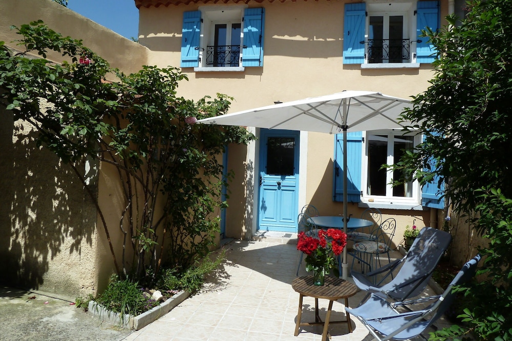 Charming village cottage renovated with taste at the heart of the Vaucluse