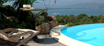 Renting mini-villa with pool, bordering the sea, magnificent panoramic view