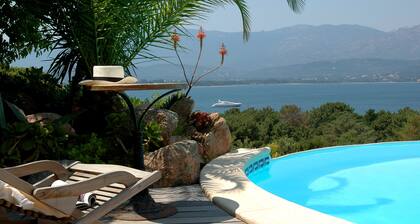 Renting mini-villa with pool, bordering the sea, magnificent panoramic view