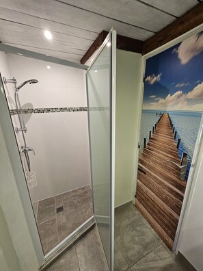 Ducha, secador de pelo, toallas, papel higiénico