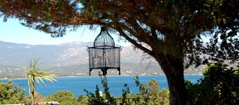 Renting mini-villa with pool, bordering the sea, magnificent panoramic view