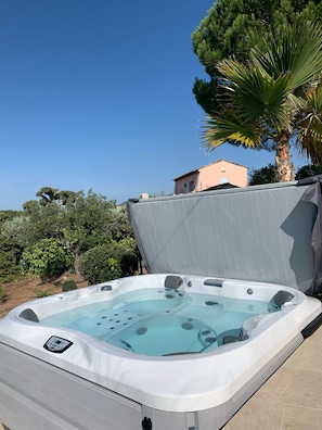 Bain à remous extérieur