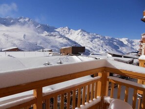 A snow-covered mountain landscape with a wooden balcony railing. - apartment/ flat - VAL THORENS (Les Belleville)