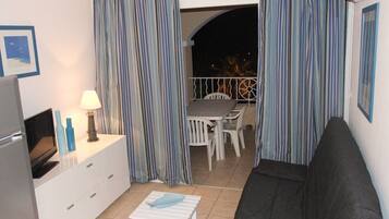 Una televisión de pantalla plana, una mesa de tenis de mesa, libros