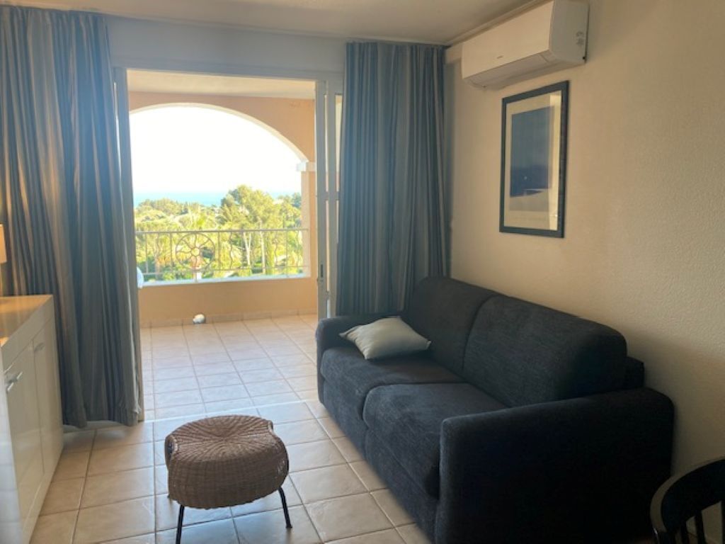 Flatscreentelevisie, een tafeltennistafel en boeken